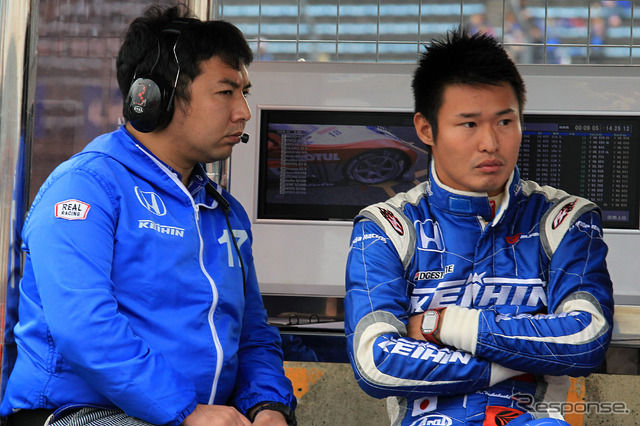 #17 KEIHIN HSV-010に乗る塚越広大(右)。写真:MOBILITY LAND
