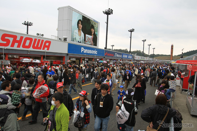 多くのSUPER GTファンで賑わうピットウォーク。写真:MOBILITY LAND
