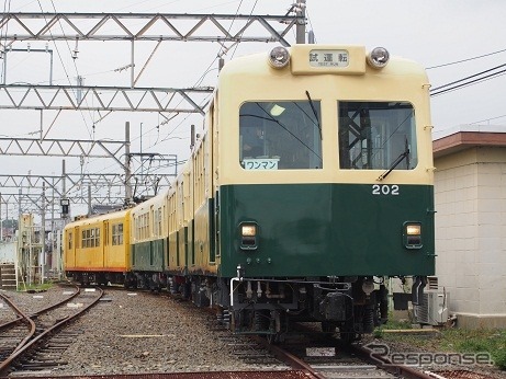 三重交通時代の塗装に変更された北勢線の車両。西桑名方先頭のクハ202と中間車のサハ101・サハ201が緑・クリーム2色の塗装に変更された。残るクモハ277も2014年秋頃に変更する予定。