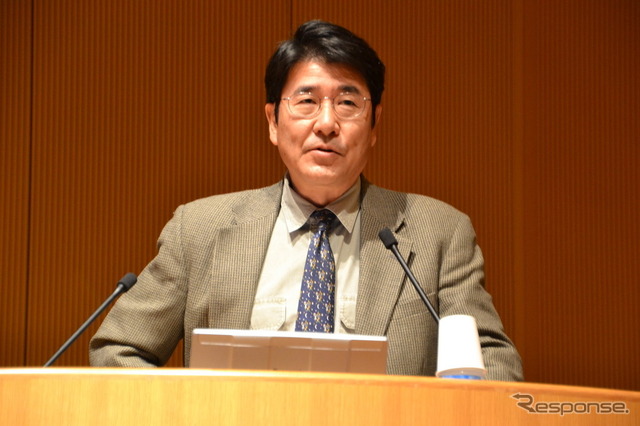 第3回「宇宙法シンポジウム」で講演する土井隆雄 国連宇宙応用専門官