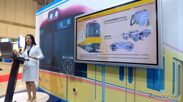 「鉄道技術展」の東京メトロブースで行われている銀座線新型車両1000系のステージ発表の様子