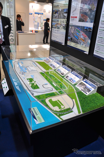 「鉄道技術展」の三菱重工ブースに展示された、同社が整備を進めている総合交通システム検証施設「MIHARA試験センター」の模型