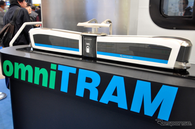 「鉄道技術展」の近畿車両ブースに展示された、バッテリー式LRV「omniTRAM(オムニトラム)」の車両モデル
