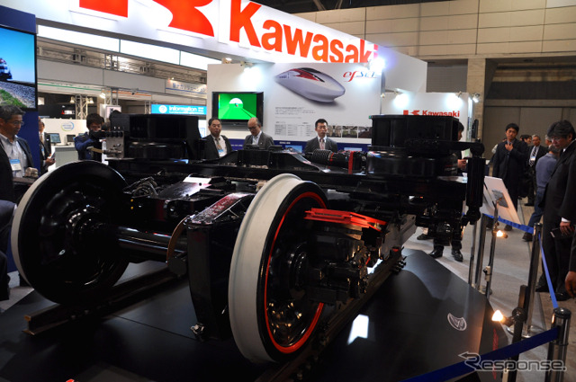 「鉄道技術展」の川崎重工ブース。展示されたCFRP採用の台車「efWING」が目をひく
