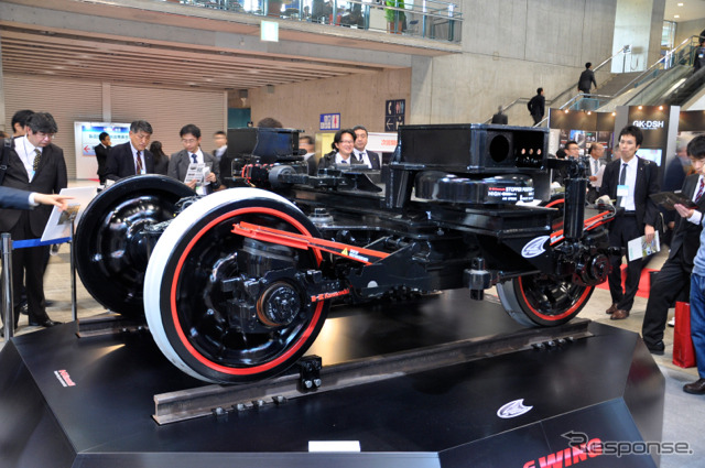 「鉄道技術展」の川崎重工ブースに展示されたCFRP採用の台車「efWING」