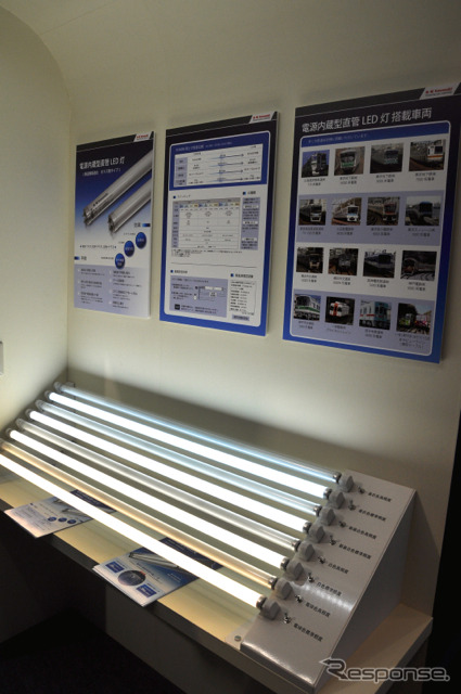 「鉄道技術展」の川崎重工ブースに展示された、車両用LED照明各種