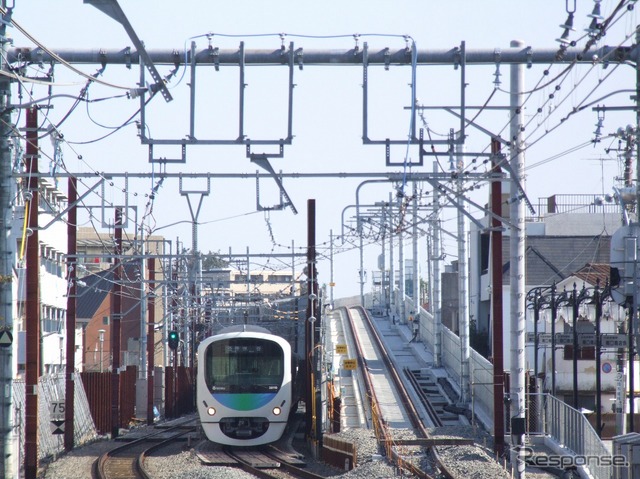 写真は大泉学園駅から見た石神井公園方の線路。左側から仮上り線、仮下り線、高架下り線が並んでおり、今回は仮下り線を高架下り線に切り替える。