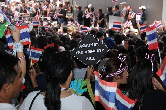 スクムビット、アソークの交通麻ひ 反恩赦デモで