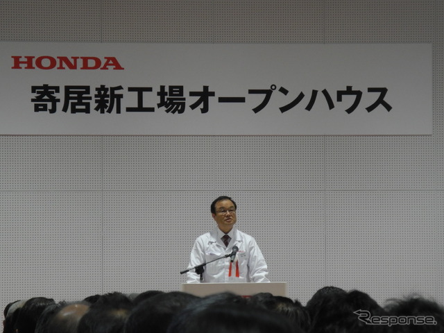 寄居工場の開所式で挨拶する伊東孝紳社長
