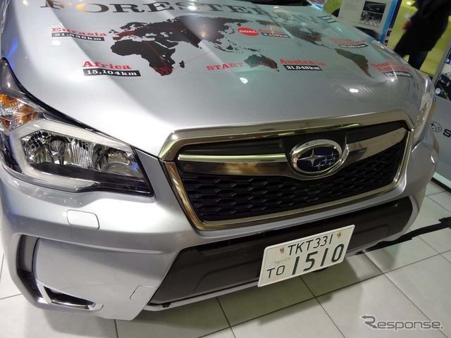実車に近づくと細部には細かな凹みやキズが見られた