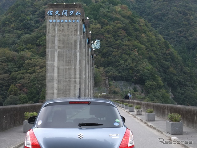 完成当時は東洋一の巨大ダムであった電源開発の佐久間ダム。堤高150m以上の大型ダムだ。