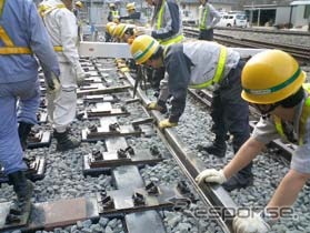 技能教習所では保線や車両整備などに関するさまざまな技術・技能の訓練を行う。写真は分岐器の組み立て訓練。