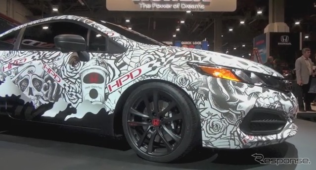 SEMAショーでホンダのストリートカーを紹介するサイモン・パジェノ(動画キャプチャ)