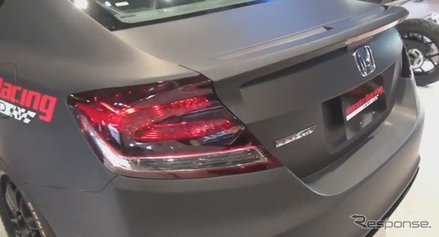 SEMAショーでホンダのストリートカーを紹介するサイモン・パジェノ(動画キャプチャ)