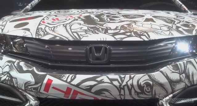 SEMAショーでホンダのストリートカーを紹介するサイモン・パジェノ(動画キャプチャ)
