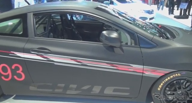 SEMAショーでホンダのストリートカーを紹介するサイモン・パジェノ(動画キャプチャ)