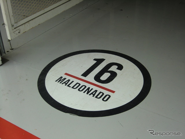F1日本GPの後だけに、鈴鹿サーキットのピットにはこういう“跡”も(F1のウイリアムズチーム、パストール・マルドナドのピットペイントだと思われる)。