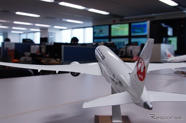 JAL本社内の一角にあり、運航に必要な部署が1フロアに集約されている。