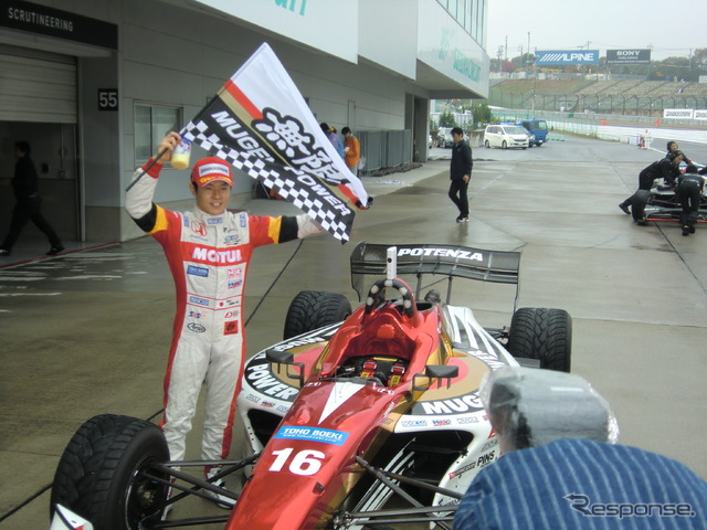 山本尚貴が最終戦第1レースで初優勝を達成。