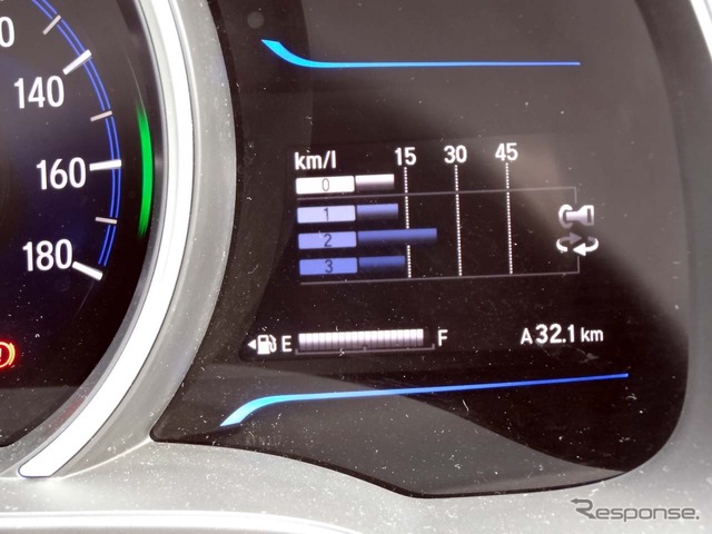 メーター右側の表示では燃費管理やHVシステムの動作状態が把握できる