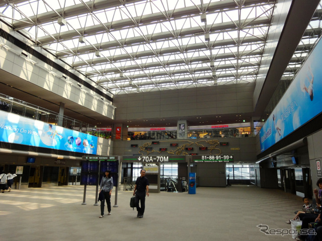 かつての成田空港第2ターミナル「シャトル」本館側乗り場
