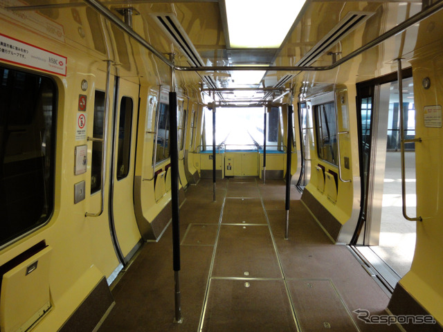 現役時代の成田空港第2ターミナル「シャトル」の車内。片側4ドアで、室内には折りたたみ式の座席が設置されていた