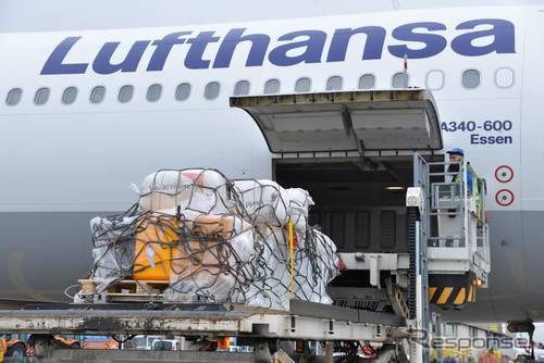 フィリピンへ救援物資を輸送するルフトハンザ航空の輸送機