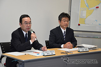 擬記者会見で記者からの質疑に応答する説明者 左：倉内隆専務執行役員、右：加藤雅徳海上安全部長