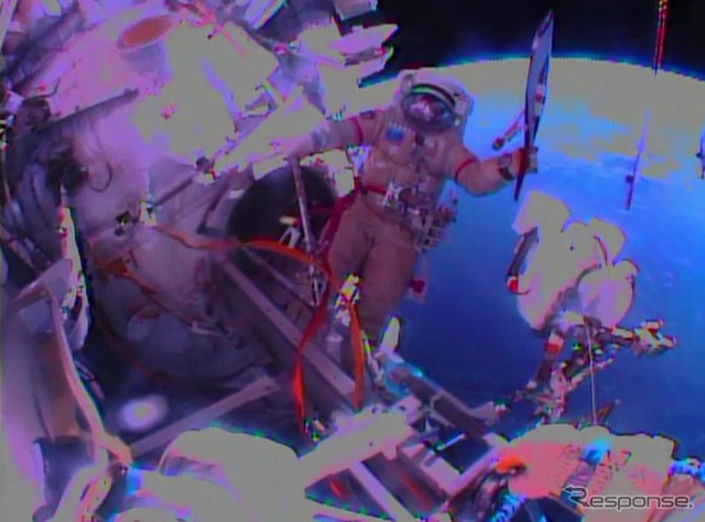 船外活動でトーチを掲げるコトフ宇宙飛行士（出典：JAXA／NASA）
