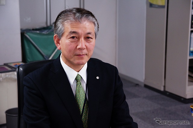 日本航空のオペレーションコントロールセンターで、ミッションディレクターとセンター長を兼務する桑野洋一郎さん。