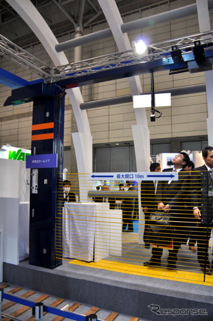 「鉄道技術展」の日本信号ブースに展示されていた、同社が開発した昇降式ホームドア