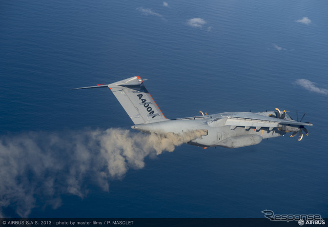 人工的火山灰を散乱させるA400M