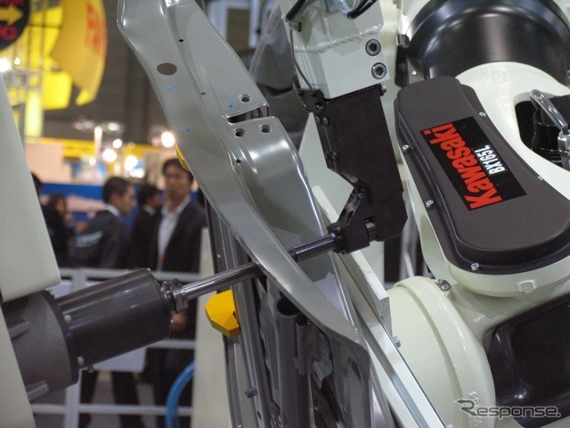 こちらは摩擦拡散溶接を行うロボット