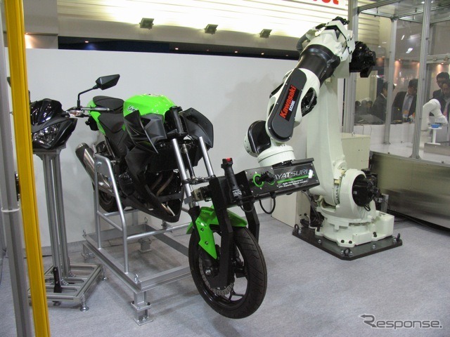 人間が一部の操作をするハンドガイドロボットシステム。これにより多品種小ロットの生産にも対応できる