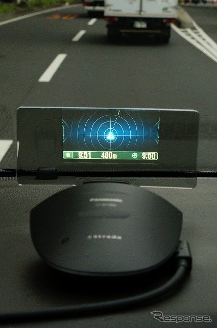 運転席から130cmの位置に6.5インチ相当の画面が現れるイメージ。