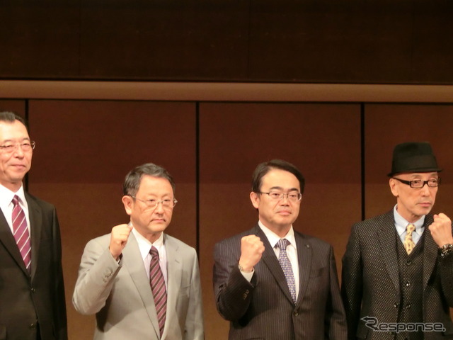左から池史彦氏(日本自動車工業界副会長)、豊田章男氏(日本自動車工業会会長)大村秀章氏(愛知県知事)テリー伊藤氏。