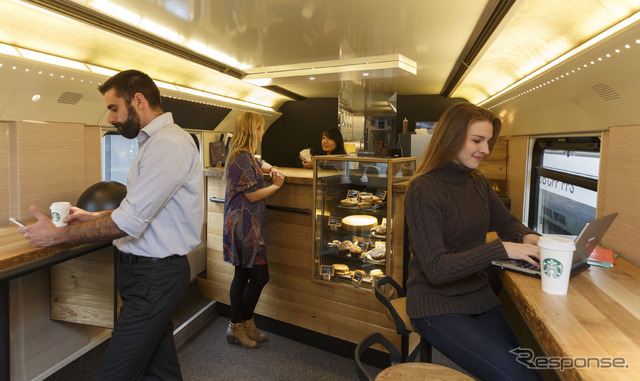 スイスに登場する「走るスターバックス」。写真は2階建て食堂車を改装した同車両の1階部分