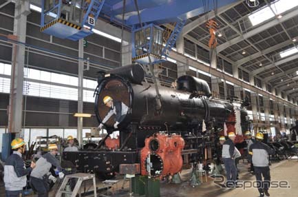 大宮総合車両センターで復元工事中のC58 239(2013年11月1日撮影)。大阪の業者で修復を終えたボイラーが台枠に取り付けられた。