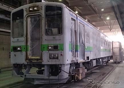 JR北海道から譲り受けたキハ141系(2013年11月12日撮影)。『SL銀河』の旅客車として郡山総合車両センターで改造工事が進められている。
