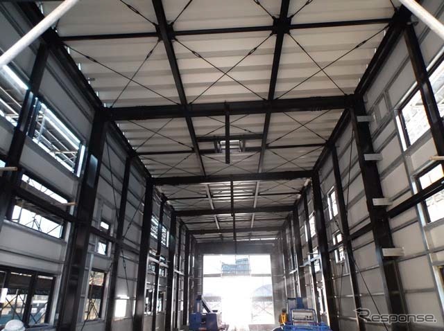 釜石駅構内の検修庫(2013年11月12日撮影)も11月末頃に建物が完成する予定だ。