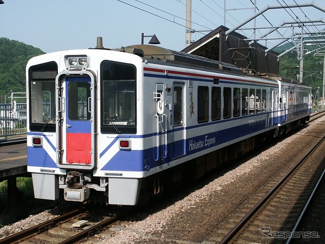 歓迎イベント参加後は北越急行ほくほく線の貸切列車で移動する。写真は北越急行HK100形。