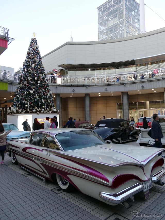 クリスマスイルミと共に華やかななカラーリングのクラシックカーを大量展示