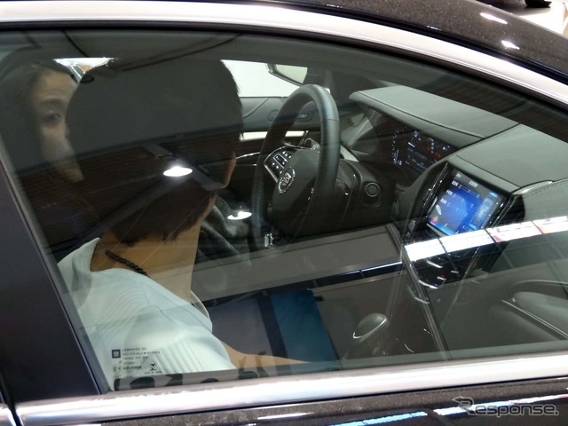 試聴を体感されている来場者