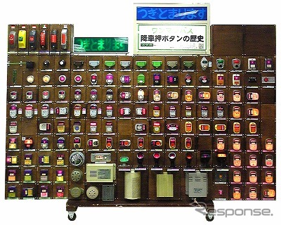 「つぎとまります」のバス降車ボタンを100点以上展示。展示会では自由に押すことができる。