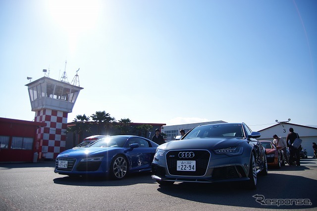 管制塔前に並ぶ「R8」と「RS6 Avant」。