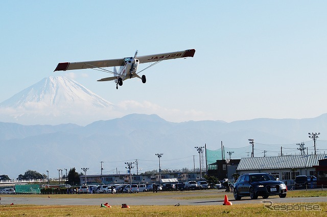 富士山をバックに「RS6 Avant」が駆け抜けていく。