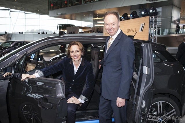 ドイツのBMW本社で行われた i3の納車セレモニー