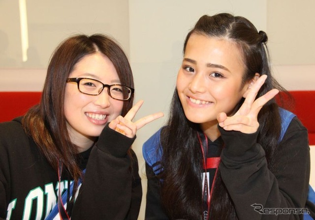 埼玉自動車大学校 二級自動車整備科2年の田中彩さん(右)と間中美咲さん(左)
