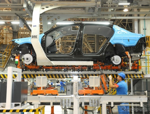 中国の上海フォルクスワーゲンの工場で生産されるシュコダ車