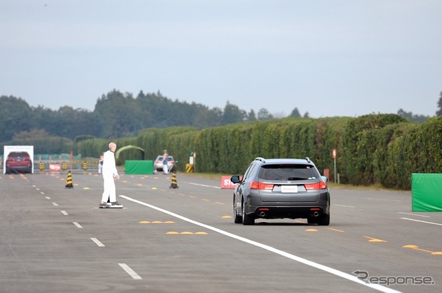 「歩行者事故低減ステアリング」のデモ(ホンダミーティング13)